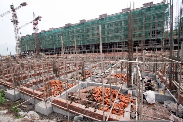 中国の建築労働者は 2006年7月7日 重慶市の雲陽郡の三峡ダムプロジェクトの移民のためのアパートを建設します — ストック写真