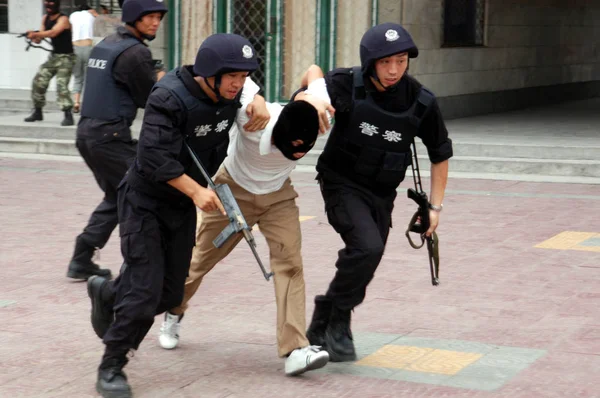 Οπλισμένοι Κινέζοι Αστυνομικοί Συλλαμβάνουν Έναν Τρομοκράτη Κατά Διάρκεια Ενός Αντιτρομοκρατικού — Φωτογραφία Αρχείου