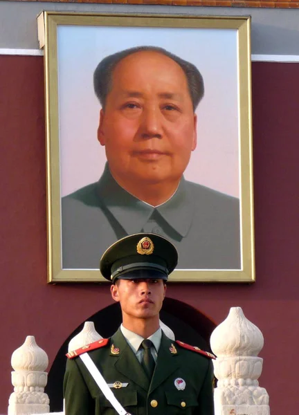 Egy Kínai Katonai Rendőr Áll Õrt Előtt Portréja Mao Zedong — Stock Fotó