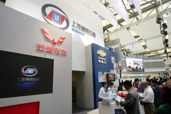 Los Visitantes Chinos Ven Stand Sgmw Saic Wuling Con Los — Foto de Stock