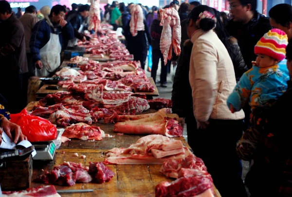 Consumidores Chineses Compram Carne Porco Mercado Úmido Chongqing China Dezembro — Fotografia de Stock
