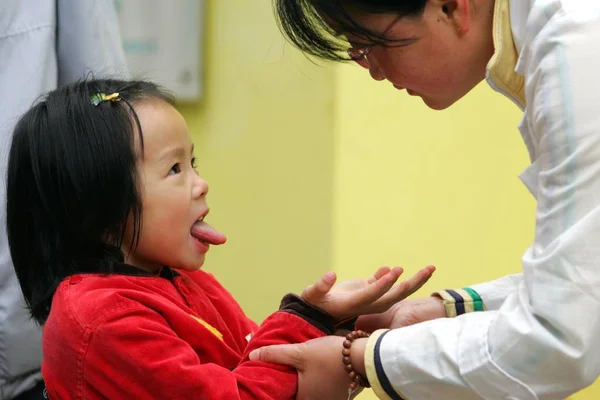Een Chinese Medische Werknemer Onderzoekt Een Kind Voorkomen Dat Enterovirus — Stockfoto