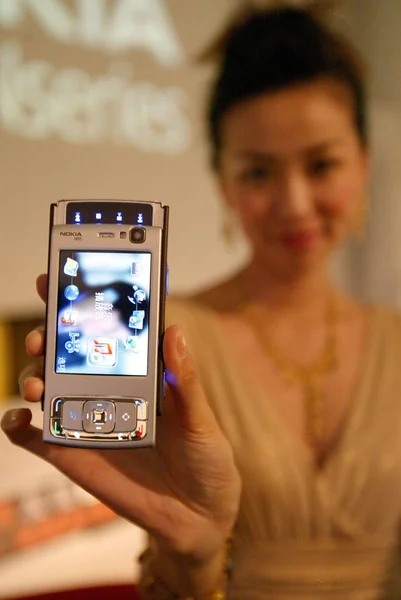 Chinese Showgirl Shows Nokia N95 Cell Phone Launch Ceremony New — Stock Photo, Image