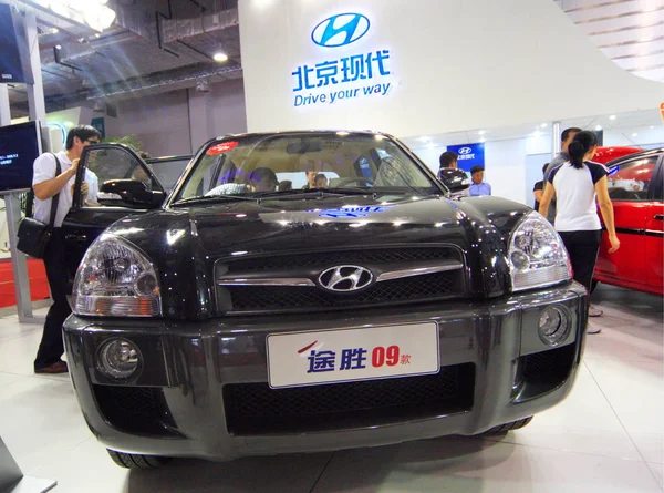 Les Visiteurs Regardent Une Hyundai Tucson Lors Salon Automobile Jinan — Photo