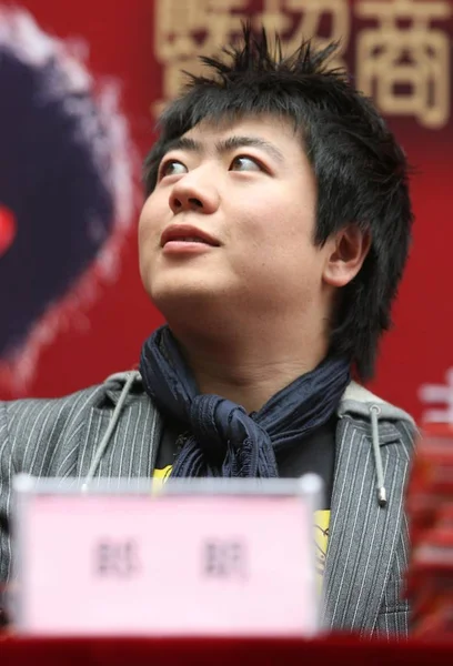 2008 東中国山東省の青島に 若いピアノ プレーヤーを満たすためにイベント中に中国ピアニスト — ストック写真