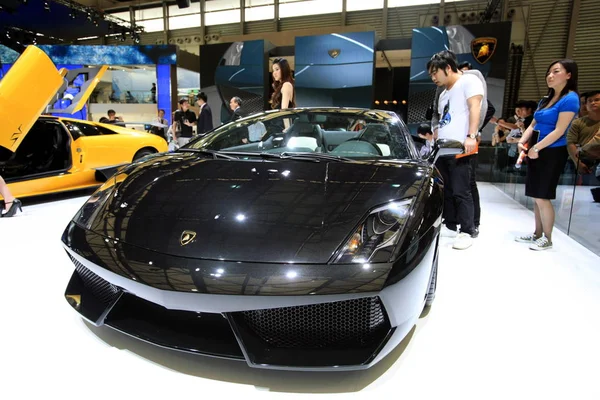 Ziyaretçiler Bir Lamborghini Gallardo Lp560 Spyder Shanghai International Automobile Industry — Stok fotoğraf