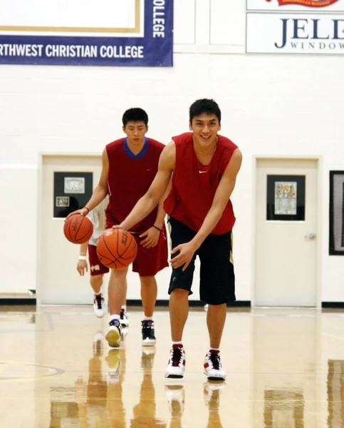 張のボー フロント そして中国八一バスケットボールチームの練習中に オレゴン州ユージーンにあるノースウェスト クリスチャン大学でのトレーニングセッション中に 8月19日2009 — ストック写真