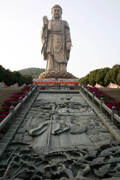 2009年3月26日 中国東部江蘇省無錫市の龍山山 リン山 の景勝地に龍山巨大仏が見られる — ストック写真