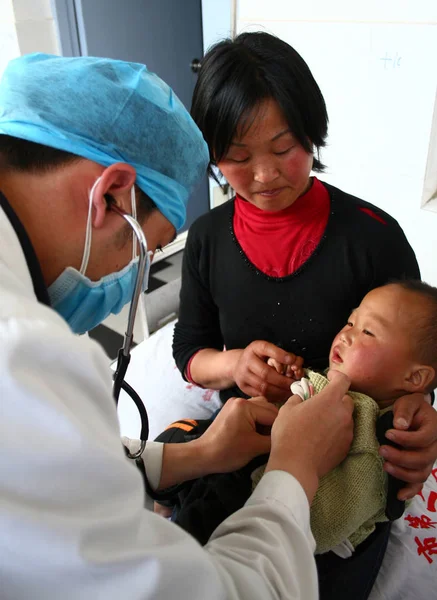 Kinesisk Läkare Undersöker Ett Barn Som Smittats Enterovirus Virus Ev71 — Stockfoto