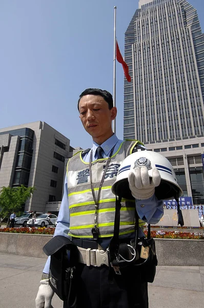 Oficial Policía Chino Permanece Silencio Durante Tres Minutos Para Llorar — Foto de Stock