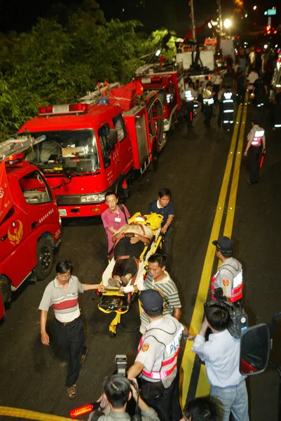 緊急救助隊員は 台湾の救急車に観光バス事故の負傷した乗客を送ります 2007年6月24日 — ストック写真