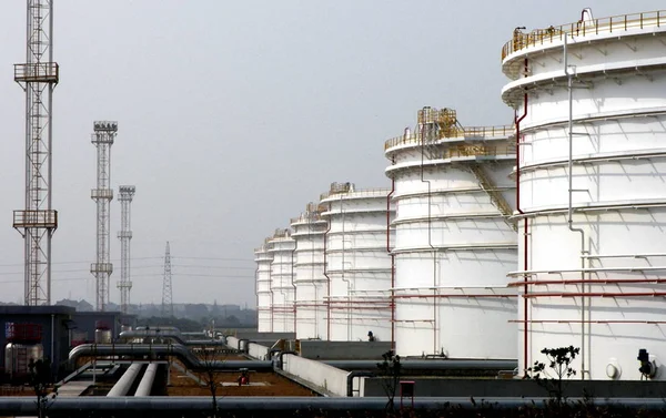 石油タンクは 2007年1月28日 中国浙江省東部の寧波市の石油備蓄基地で見られる — ストック写真