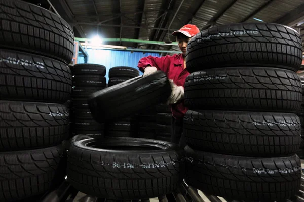 Ένας Κινέζος Εργαζόμενος Ελέγχει Ελαστικά Ένα Εργοστάσιο Ελαστικών Της Zhongce — Φωτογραφία Αρχείου