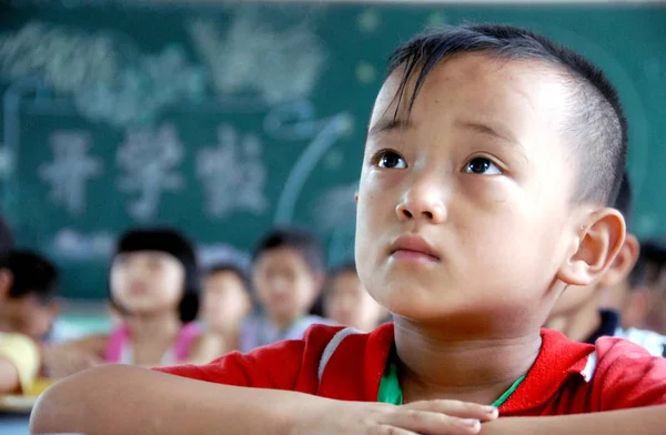 Китайские Ученики Мигранты Слушают Своего Учителя Время Занятий Начальной Школе — стоковое фото