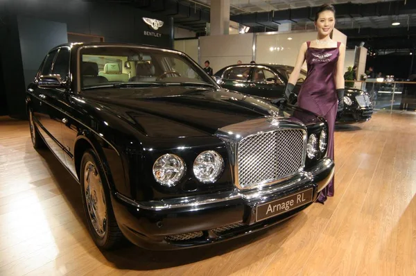 中国のモデルは ベントレーアルナージュ リムジンを使って北京のカーショーでポーズ 月2006 — ストック写真