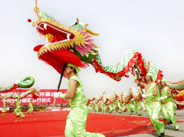 Lokale Künstler Führen Während Eines Karnevals Rahmen Des Luoyang Pfingstfestivals — Stockfoto