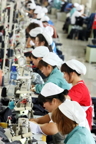 Chinesische Fabrikarbeiterinnen Stellen Einer Bekleidungsfabrik Der Stadt Huaibei Provinz Ostchina — Stockfoto