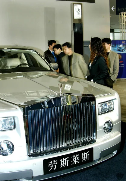 Místní Číňané Prohlédněte Rolls Royce Limuzína Automobilovým Trhu Ningbo Provincie — Stock fotografie