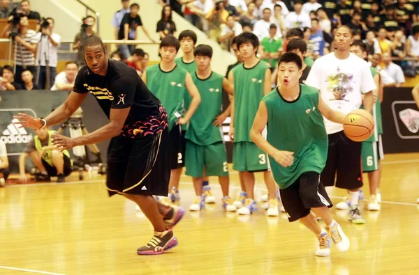 Nba Player Dwight Howard Orlando Magic Left Teaches Chinese Fans — Stock Photo, Image