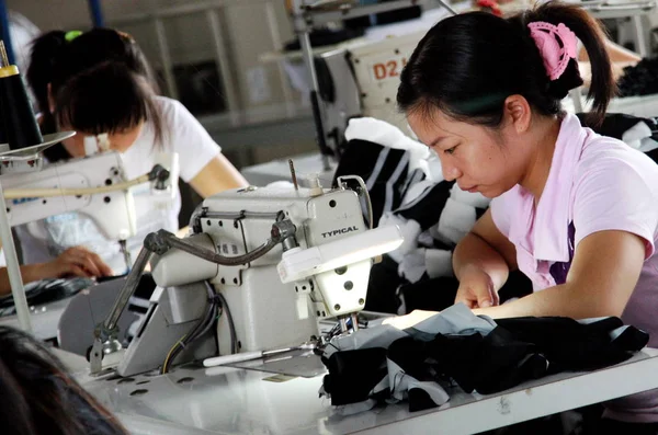 2009년 남동부 푸젠성 진장시의 공장에서 노동자들이 의류를 만들고 — 스톡 사진