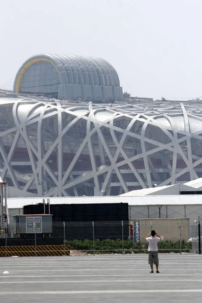 Man Tar Bilder National Stadium Känd Som Birds Nest Med — Stockfoto