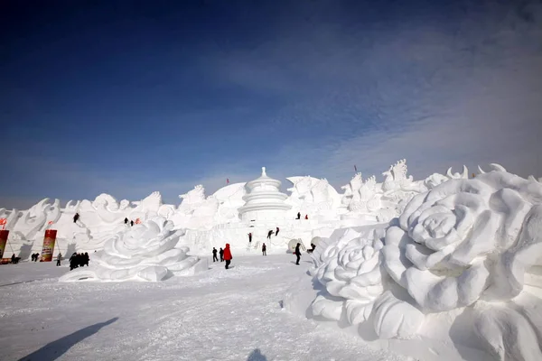 Китайские Рабочие Формируют Снежные Скульптуры Предстоящего Всемирного Фестиваля Льда Снега — стоковое фото