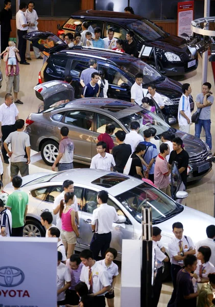 Bezoekers Kijken Naar Toyota Auto Zien Tijdens Een Auto Show — Stockfoto