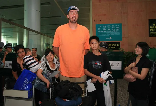 Jogador Balas Gheorghe Muresan Posa Com Fãs Chineses Durante Uma — Fotografia de Stock