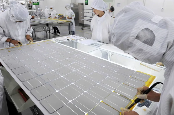 노동자 Eoplly 새로운 에너지 2009 일에에서 공장에서 태양광 — 스톡 사진