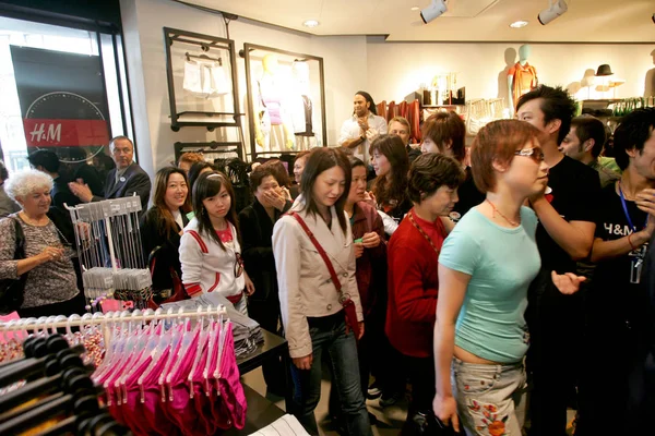 Clientes Que Compran Recién Inaugurada Tienda Ropa Sueca Shanghai Shanghai — Foto de Stock