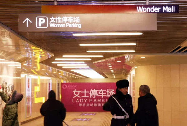 Entretiens Sécurité Chinois Avec Homme Sur Parking Souterrain Réservé Aux — Photo