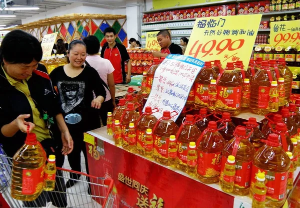 Китайские Потребители Покупают Масло Супермаркете Ичане Провинция Хубэй Сентября 2009 — стоковое фото