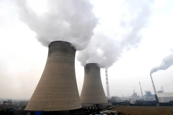 Vapor Humo Emiten Desde Torres Refrigeración Chimeneas Una Central Eléctrica — Foto de Stock