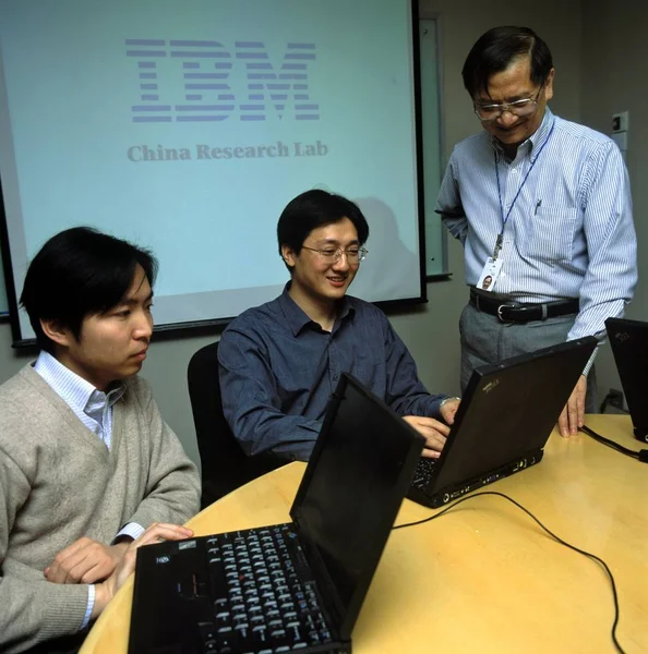 Ibm中国研究实验室主任叶天正博士和两名中国Ibm员工在北京Ibm中国研究实验室任职 — 图库照片