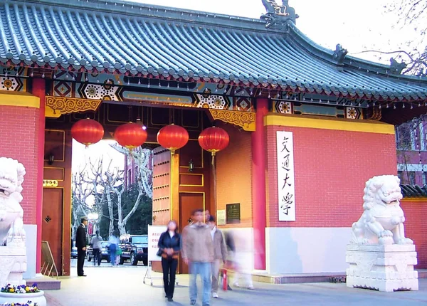 Los Chinos Pasan Por Delante Una Entrada Del Campus Xujiahui — Foto de Stock