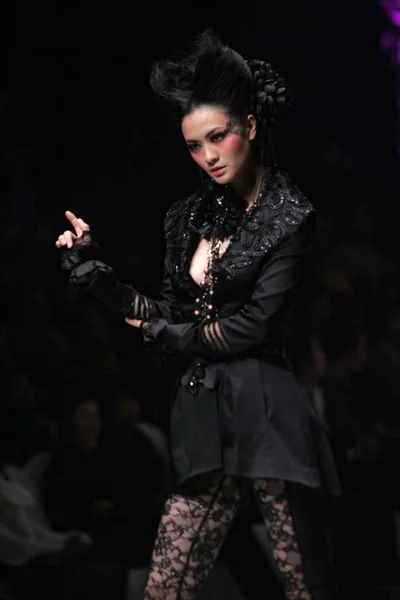 中国ファッション週 2009 中国の北京で 2009 日中に秒気ギャング 2010 夏のファッションショーでモデルがパレードします — ストック写真