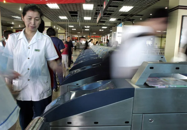 Trabajador Del Metro Chino Enseña Pasajero Usar Billete Electrónico Para —  Fotos de Stock