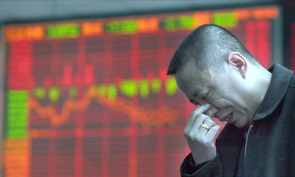 2008 日北東中国吉林省長春市の証券の家で 価格の上昇と価格ダウンの緑に赤 株価を持つテーブルの前に中国の投資家が反応します — ストック写真