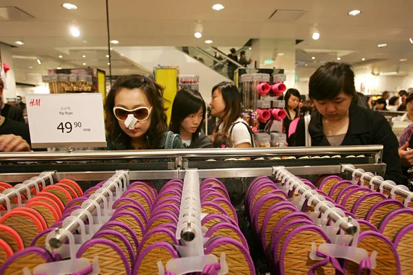 Клієнти Магазинів Нещодавно Відкритому Шведському Одязі Компанії Шанхай Магазин Шанхаї — стокове фото