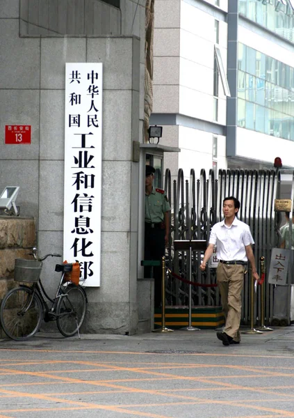 Chiński Człowiek Idzie Obok Wejścia Siedziby Ministerstwa Przemysłu Technologii Informacyjnych — Zdjęcie stockowe