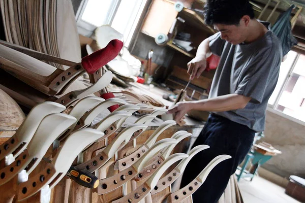 2009年8月7日 40岁的工匠蔡冬鹏在中国东南部福建省晋江市安海镇的作坊里组装了一台南洋皮帕 — 图库照片