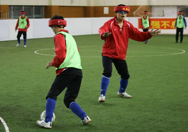 Blind Football Player Dribbles Break His Teammate Training Session Qingdao — Stock Photo, Image