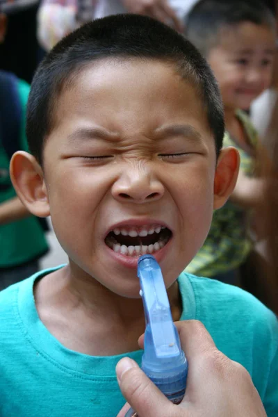 Trabajador Médico Rocía Medicamentos Boca Niño Para Prevenir Fiebre Aftosa —  Fotos de Stock