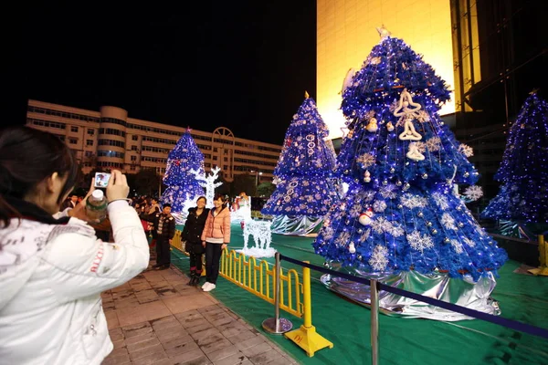 Chinesische Einwohner Fotografieren Vor Weihnachtsbäumen Der Stadt Xuchang Provinz Henan — Stockfoto