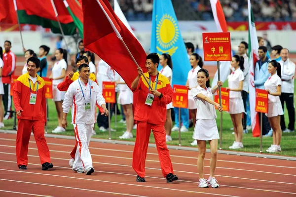 2009年11月10日星期二 在中国南方广东省广州市举行的第十八届亚洲田径锦标赛开幕式上 中国代表游行 — 图库照片