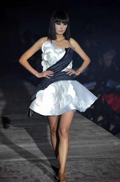 Een Model Presenteert Nieuwe Collectie Mark Cheung 2010 Spring Summer — Stockfoto
