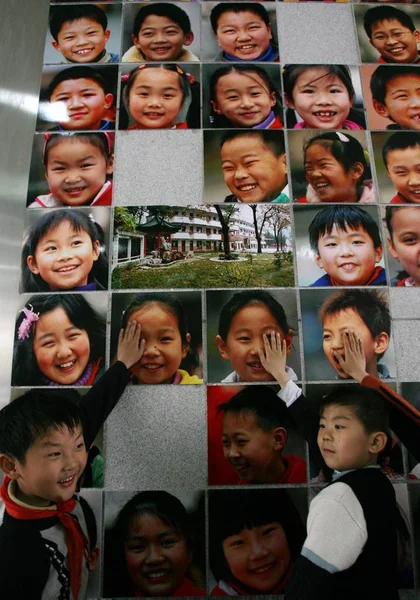 Los Niños Escuela Tocan Sus Retratos Muro Rostros Sonrientes Escuela — Foto de Stock