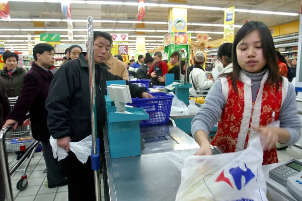 Kinesiska Kunder Kolla Efter Shopping Carrefour Stormarknad Shanghai Januari 2004 — Stockfoto