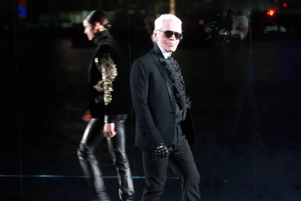 Diseñador Moda Karl Lagerfeld Desfila Durante Desfile Moda Chanel Paris —  Fotos de Stock