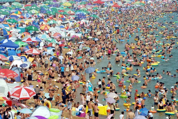 Vacationers Crowd Beach Resort Dalian City Northeast Chinas Liaoning Province — Stock Photo, Image